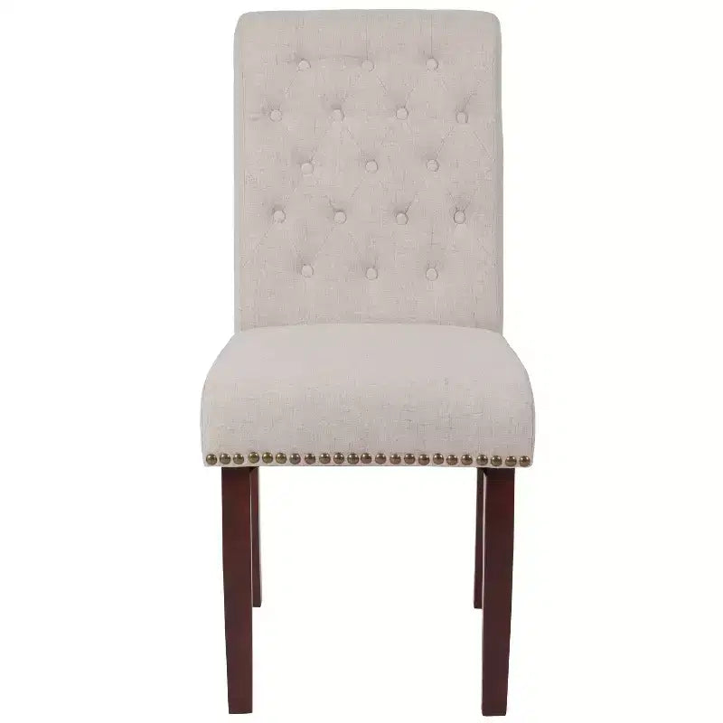 Silla de comedor Parson tapizada con respaldo enrollado, ribete de tachuelas y estructura con acabado y deslizadores de plástico para el suelo