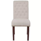 Silla de comedor Parson tapizada con respaldo enrollado, ribete de tachuelas y estructura con acabado y deslizadores de plástico para el suelo