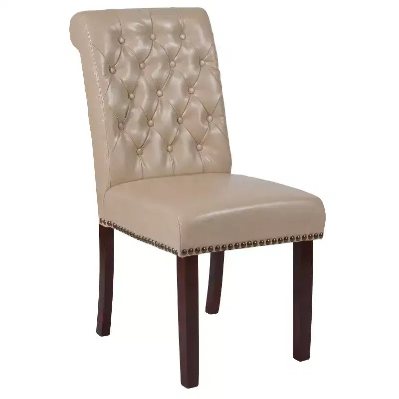 Silla de comedor Parson tapizada con respaldo enrollado, ribete de tachuelas y estructura con acabado y deslizadores de plástico para el suelo