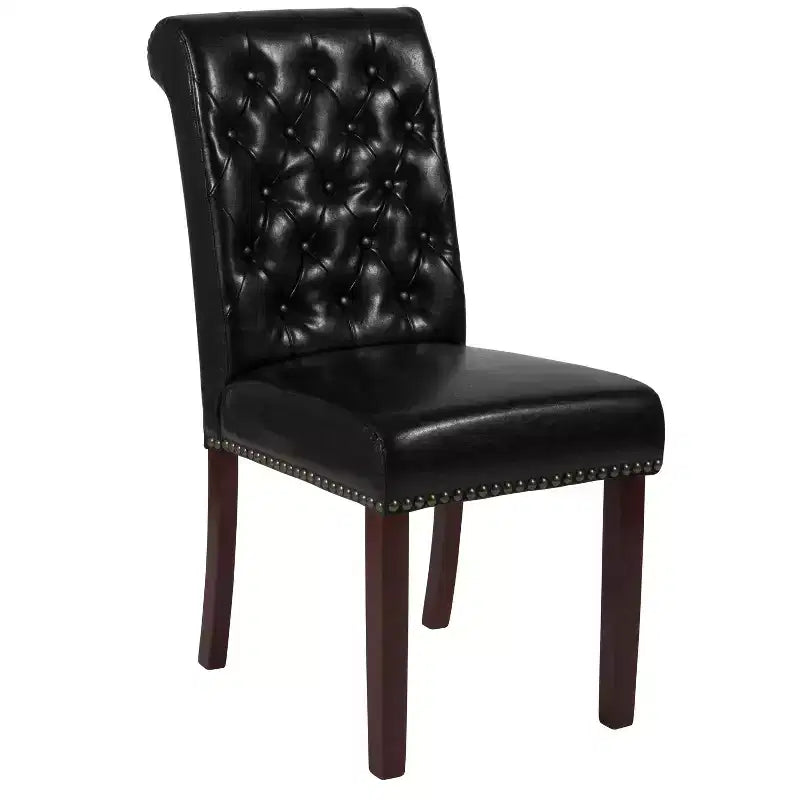 Silla de comedor Parson tapizada con respaldo enrollado, ribete de tachuelas y estructura con acabado y deslizadores de plástico para el suelo