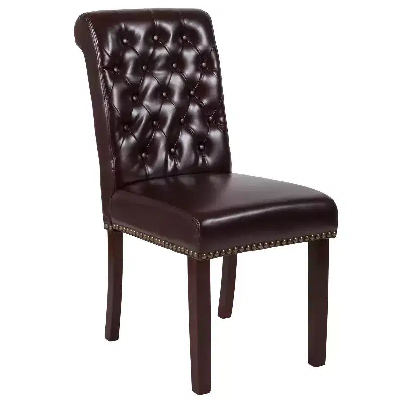 Silla de comedor Parson tapizada con respaldo enrollado, ribete de tachuelas y estructura con acabado y deslizadores de plástico para el suelo
