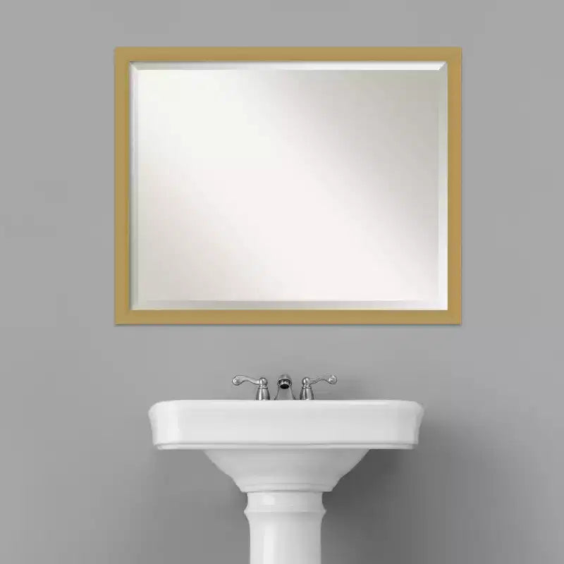 Espejo de pared de baño enmarcado de Grace Narrow con acabado cepillado, color dorado