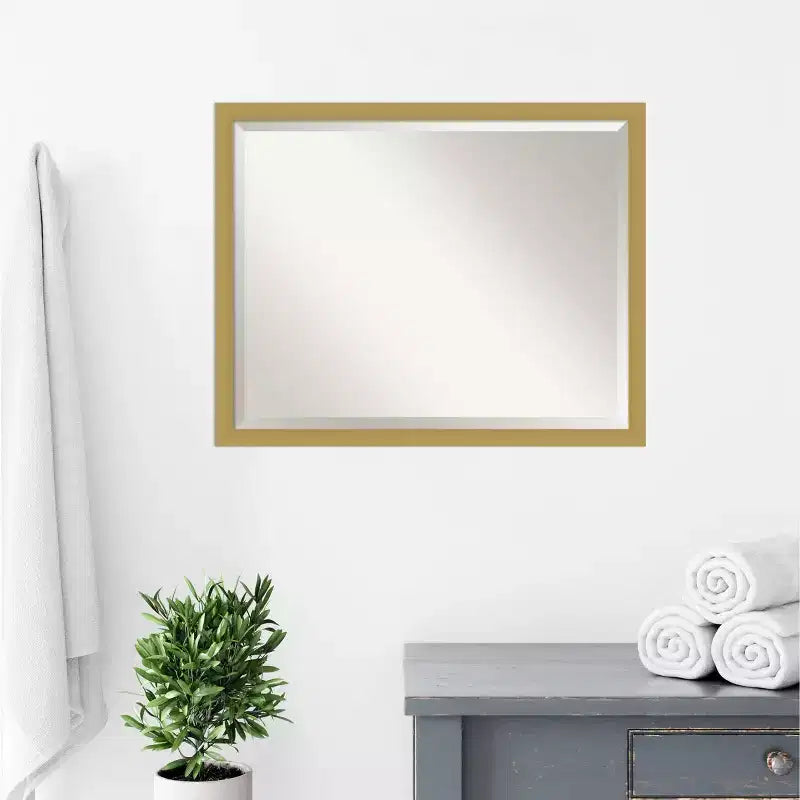 Espejo de pared de baño enmarcado de Grace Narrow con acabado cepillado, color dorado